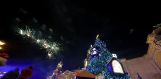 Caja Arequipa enciende la Navidad con el primer árbol interactivo del país
